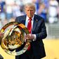 Infantino e Trump a entregarem o troféu do Mundial de Clubes ao Chelsea