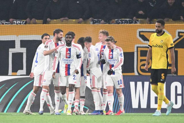 Jogadores do Lyon a festejar o golo de Maitland-Niles