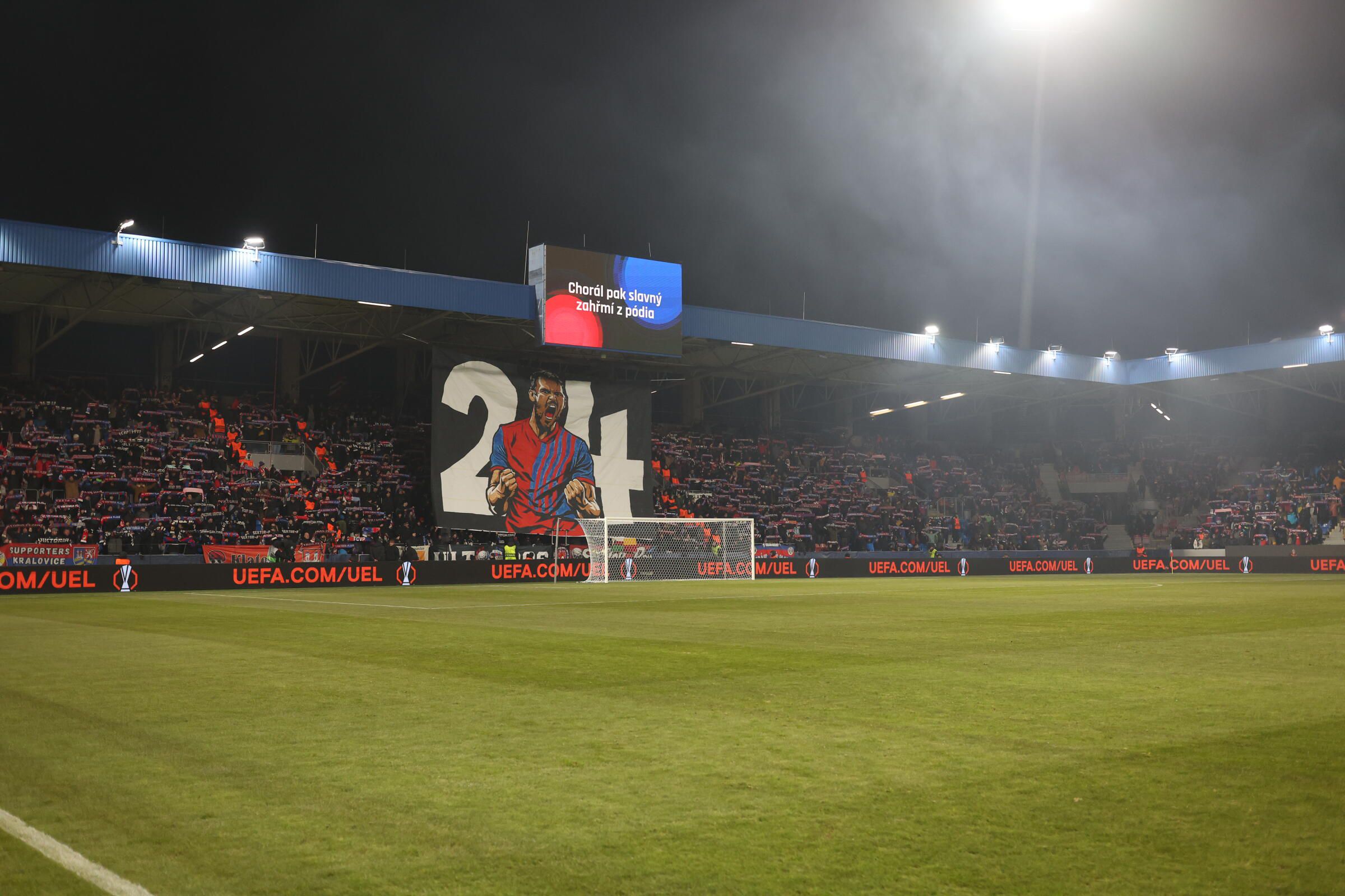 'Tifo' dos adeptos do Viktoria Plzen (Foto: Catarina Morais/Kapta +)