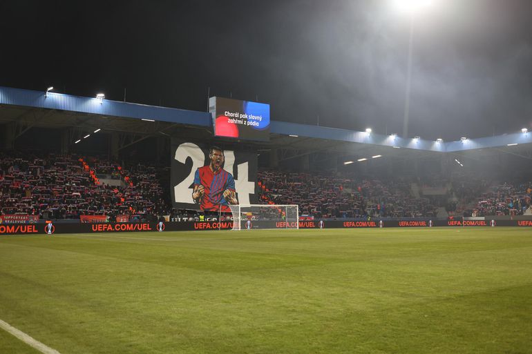 'Tifo' dos adeptos do Viktoria Plzen (Foto: Catarina Morais/Kapta +)