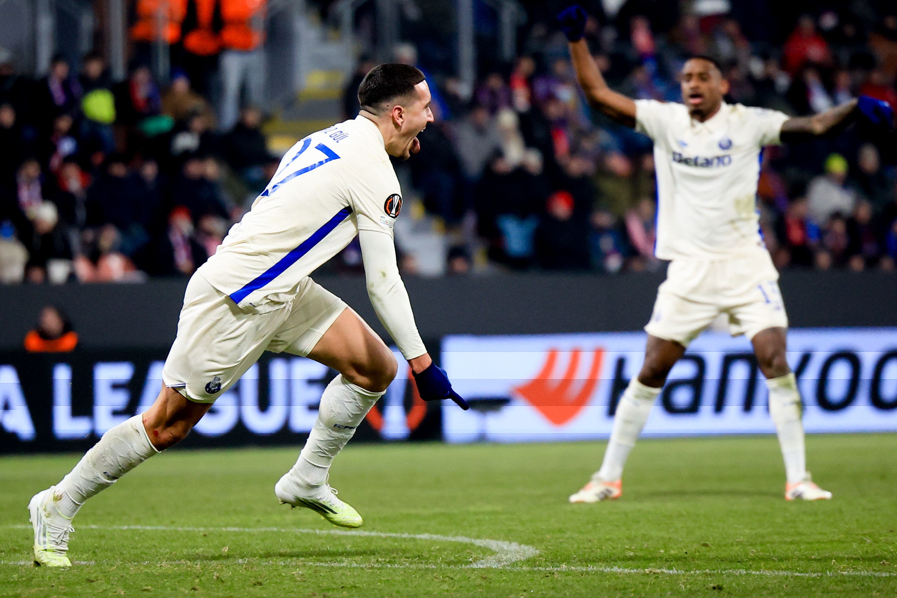 Grande festa do FC Porto após o golo de Deniz Gul (Foto: EPA/MARTIN DIVISEK)