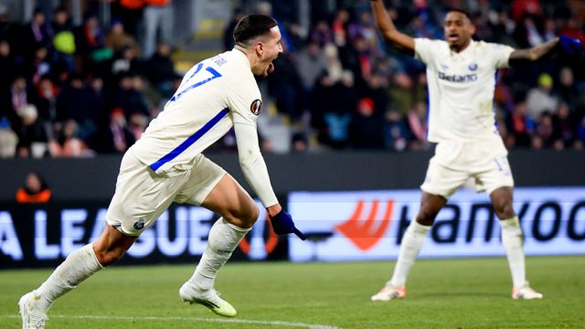 Grande festa do FC Porto após o golo de Deniz Gul (Foto: EPA/MARTIN DIVISEK)
