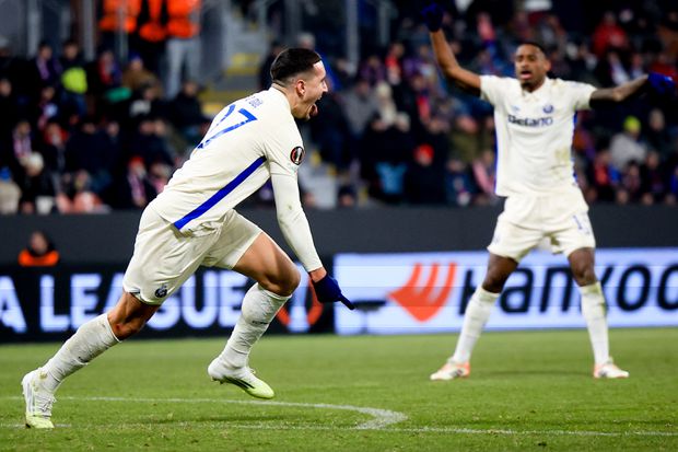 Grande festa do FC Porto após o golo de Deniz Gul (Foto: EPA/MARTIN DIVISEK)