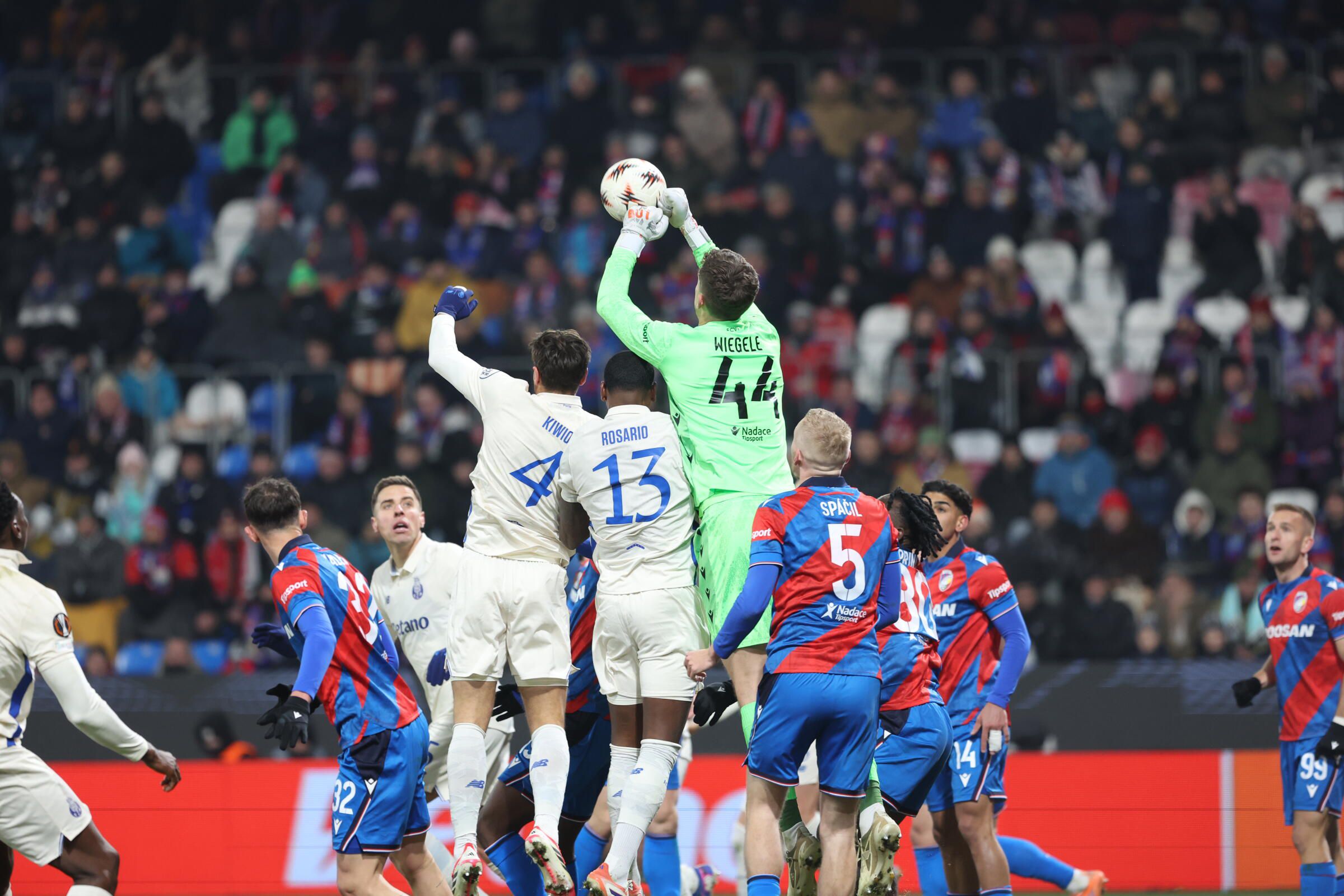 Florian Wiegele agarra o esférico (Foto: Catarina Morais/Kapta +)