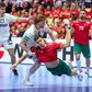 O jovem prodígio Kiko Costa, com o irmão Martim atrás, no jogo de Portugal com a Dinamarca no Europeu de andebol - Foto: IMAGO
