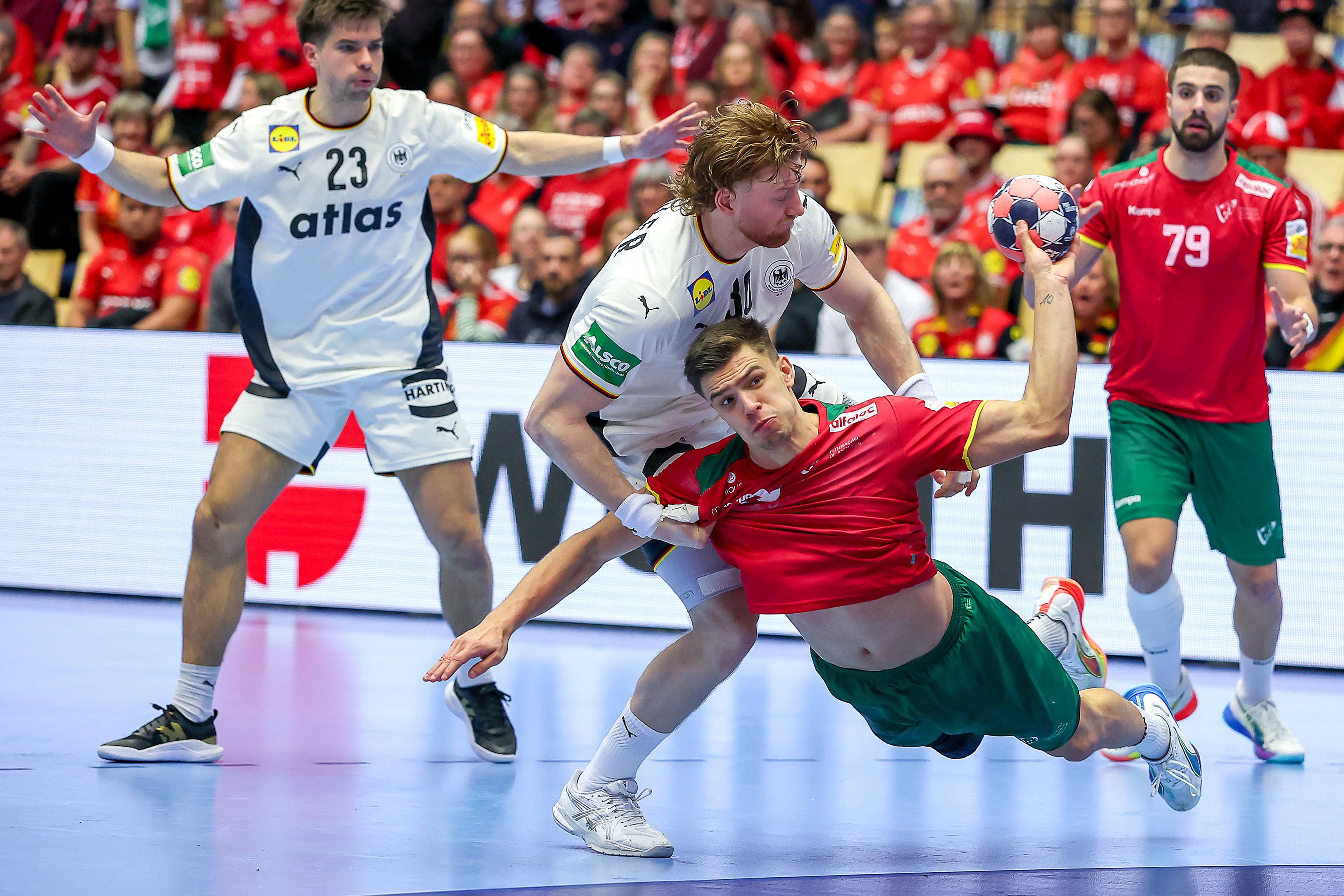 O jovem prodígio Kiko Costa, com o irmão Martim atrás, no jogo de Portugal com a Dinamarca no Europeu de andebol - Foto: IMAGO