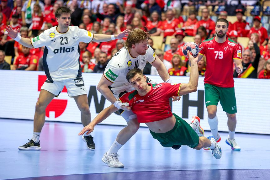 O jovem prodígio Kiko Costa, com o irmão Martim atrás, no jogo de Portugal com a Dinamarca no Europeu de andebol - Foto: IMAGO