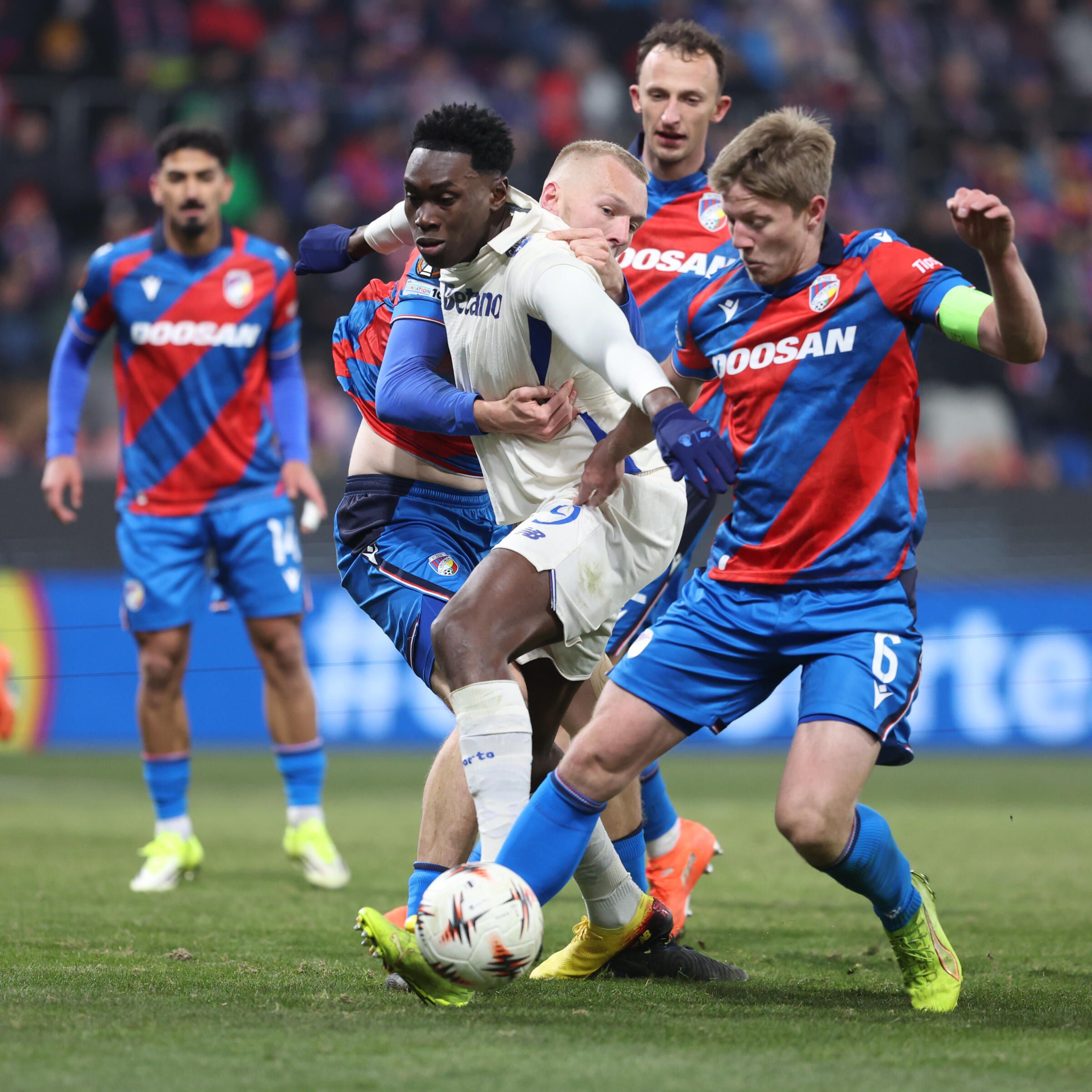 Marcação cerrada do Viktoria Plzen a Samu (Foto: Catarina Morais/Kapta +)