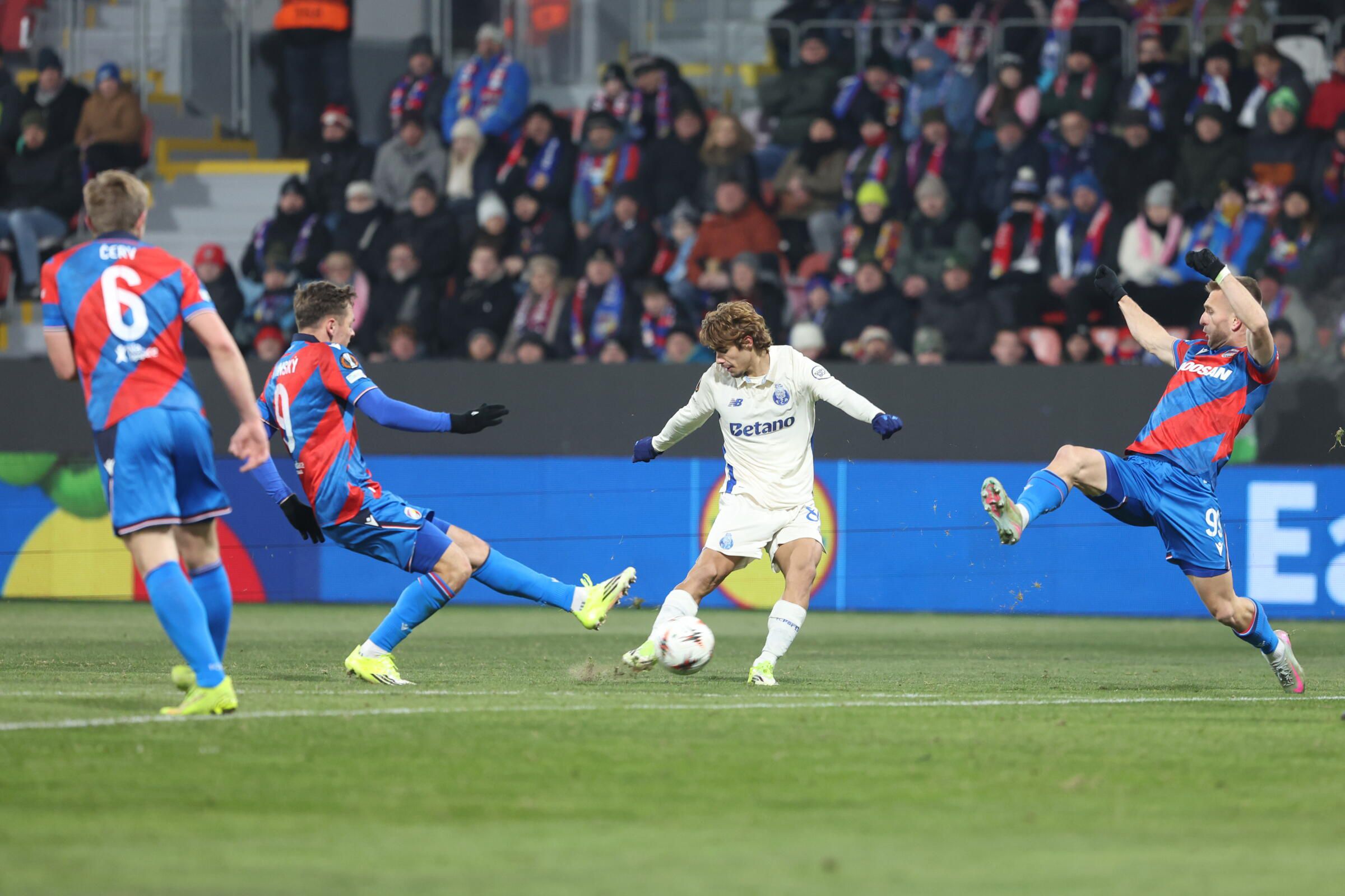 Tentativa de Rodrigo Mora  (Foto: Catarina Morais/Kapta +)