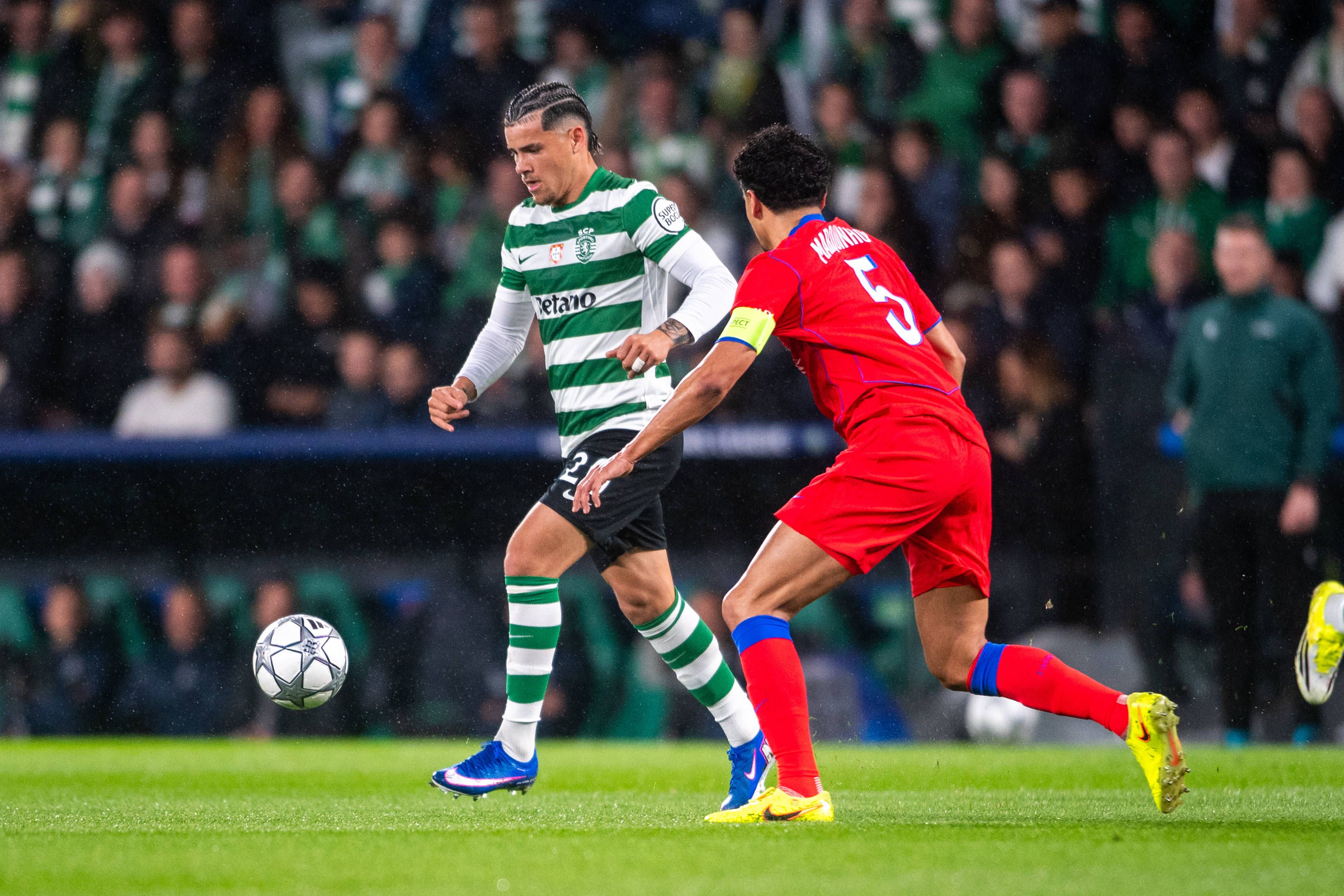 Maxi Araújo em ação no 2-1 com o PSG, em Alvalade - Foto: IMAGO