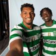 Luís Guilherme e Faye sorridentes de leão ao peito - Foto: Sporting CP
