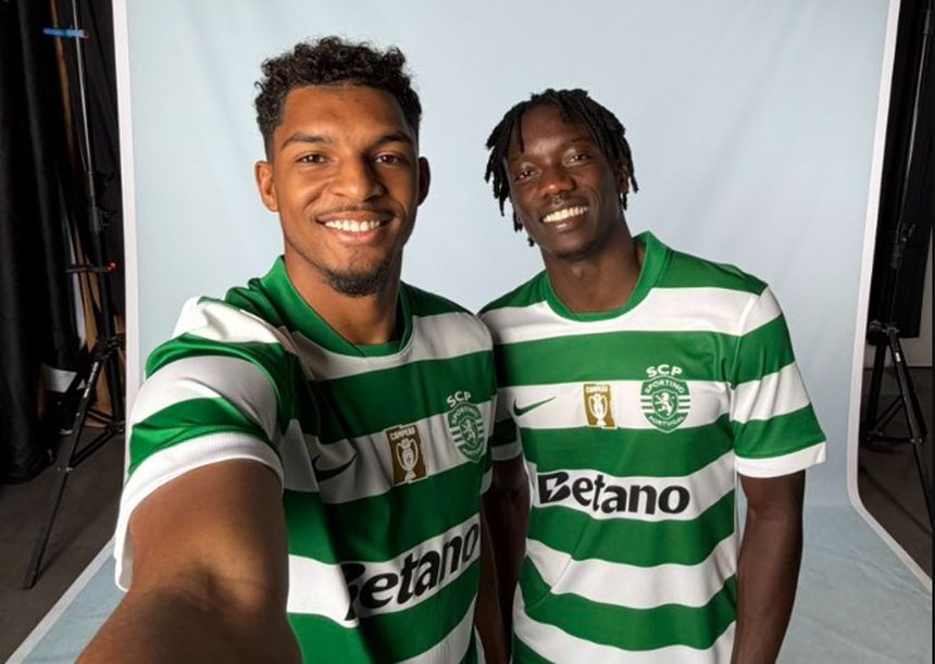 Luís Guilherme e Faye sorridentes de leão ao peito - Foto: Sporting CP