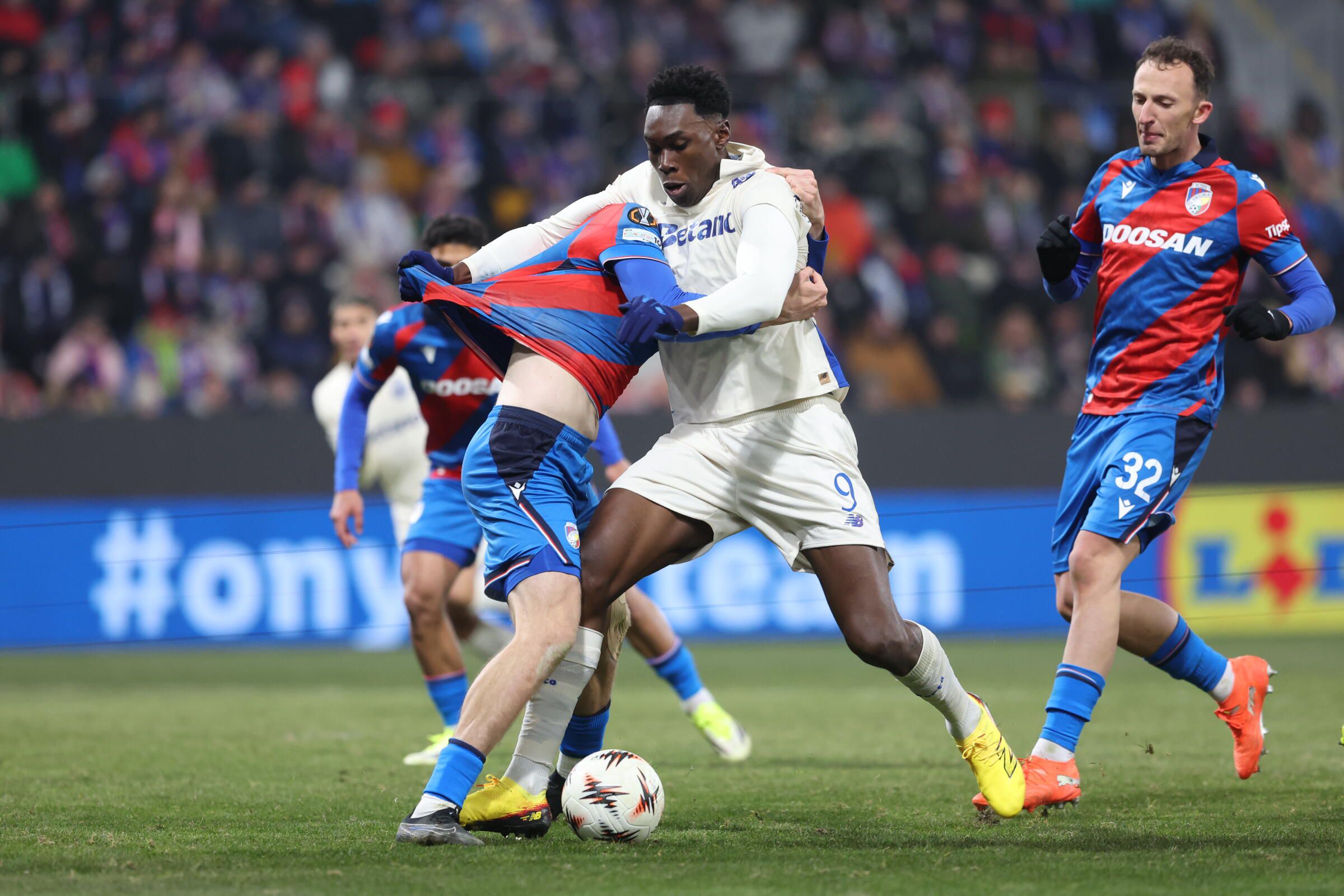 Samu tentava furar... (Foto: Catarina Morais/Kapta +)