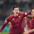 Niccolò Pisilli festeja golo pela Roma com Tsimikas (IMAGO)