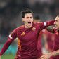 Niccolò Pisilli festeja golo pela Roma com Tsimikas (IMAGO)
