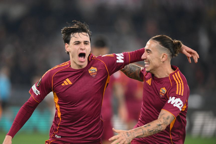 Niccolò Pisilli festeja golo pela Roma com Tsimikas (IMAGO)