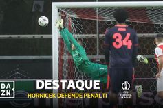 Gigante, Hornicek! Guarda-redes defende penálti de Gibbs-White