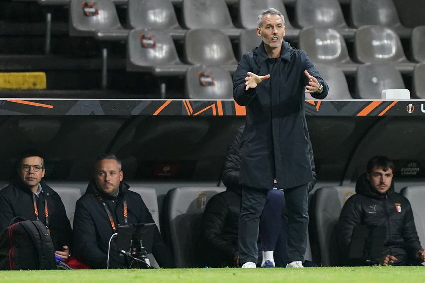 Carlos Vicens, treinador do SC Braga, a dar indicações durante a partida com o Nottingham Forest. Foto: Hugo Delgado/LUSA