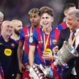 Joan Laporta, presidente do Barcelona, com o troféu da Supertaça de Espanha