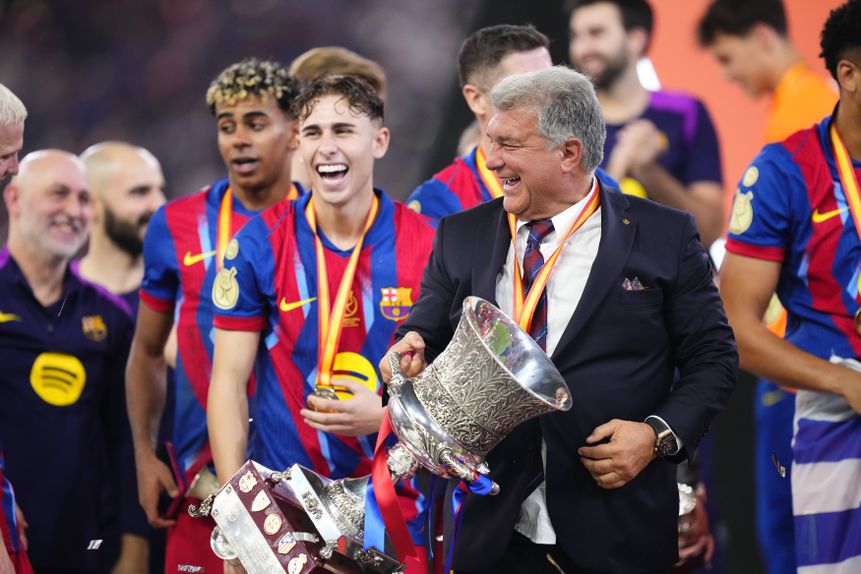 Joan Laporta, presidente do Barcelona, com o troféu da Supertaça de Espanha