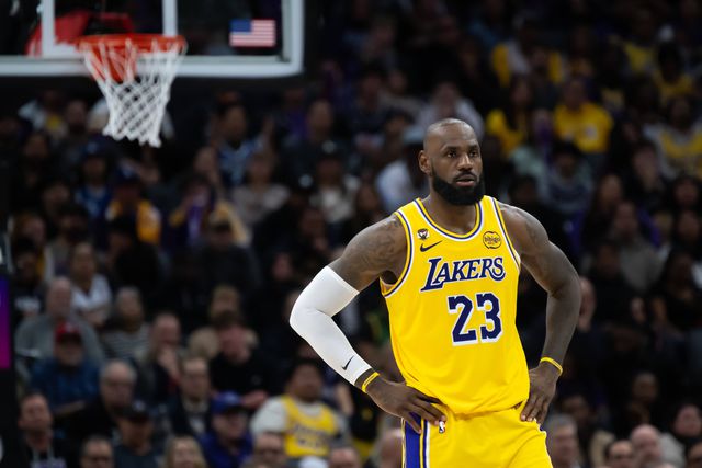 Jeanie Buss ponderou mandar LeBron para os Clippers