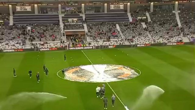 Jogadores do Benfica recebidos com apoio e apupos