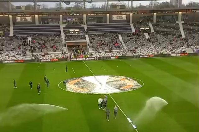 Jogadores do Benfica recebidos com apoio e apupos