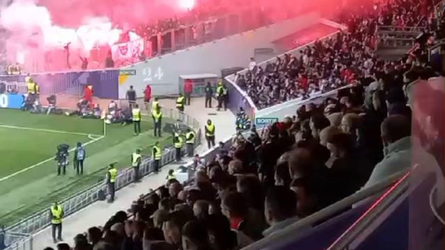 Vídeo: Pirotecnia encarnada cria nuvem de fumo em Toulouse