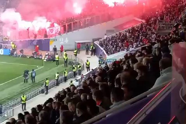 Vídeo: Pirotecnia encarnada cria nuvem de fumo em Toulouse