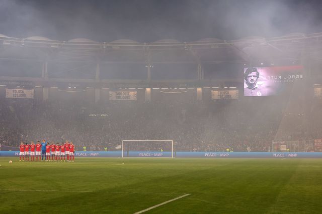 Vídeo: Minuto de silêncio no Toulouse-Benfica em honra de Artur Jorge