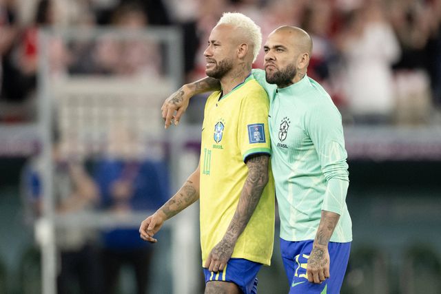 Família de Neymar ajudou a reduzir a pena de Dani Alves