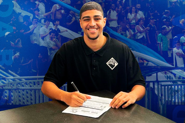 Adriano Carvalho a assinar contrato