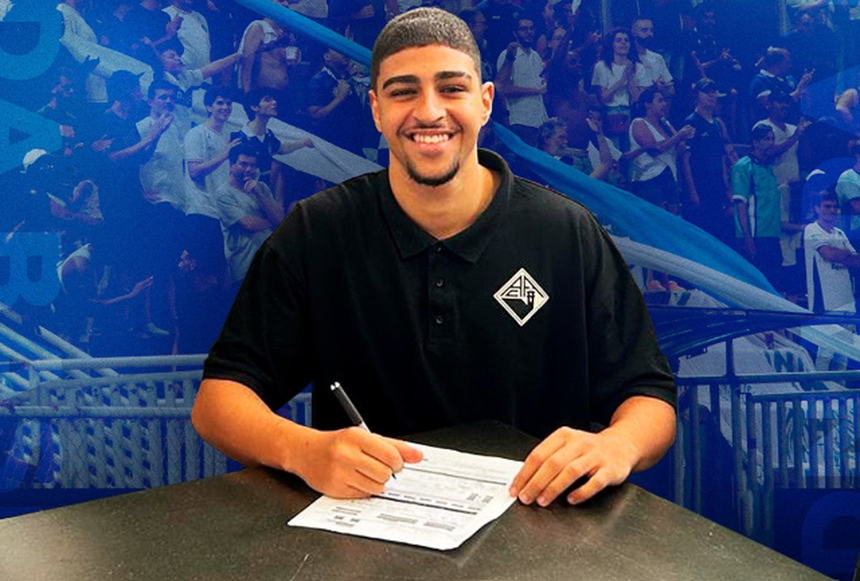 Adriano Carvalho a assinar contrato