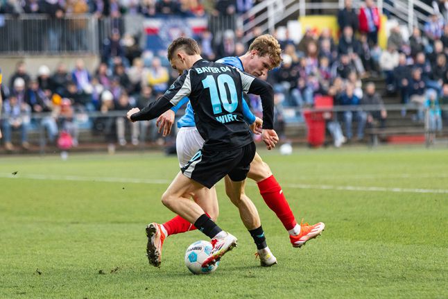 Florian Wirtz finta jogador do Kiel