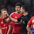 Maguire protesta penálti assinalado contra o Manchester United, no reduto do Everton, e depois revertido (IMAGO)