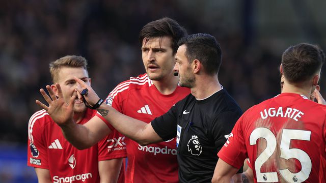 Maguire protesta penálti assinalado contra o Manchester United, no reduto do Everton, e depois revertido (IMAGO)