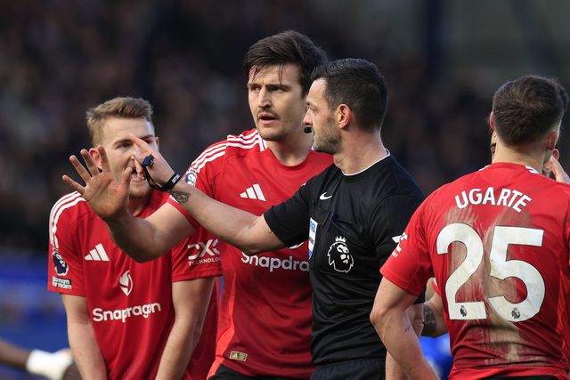 Maguire protesta penálti assinalado contra o Manchester United, no reduto do Everton, e depois revertido (IMAGO)