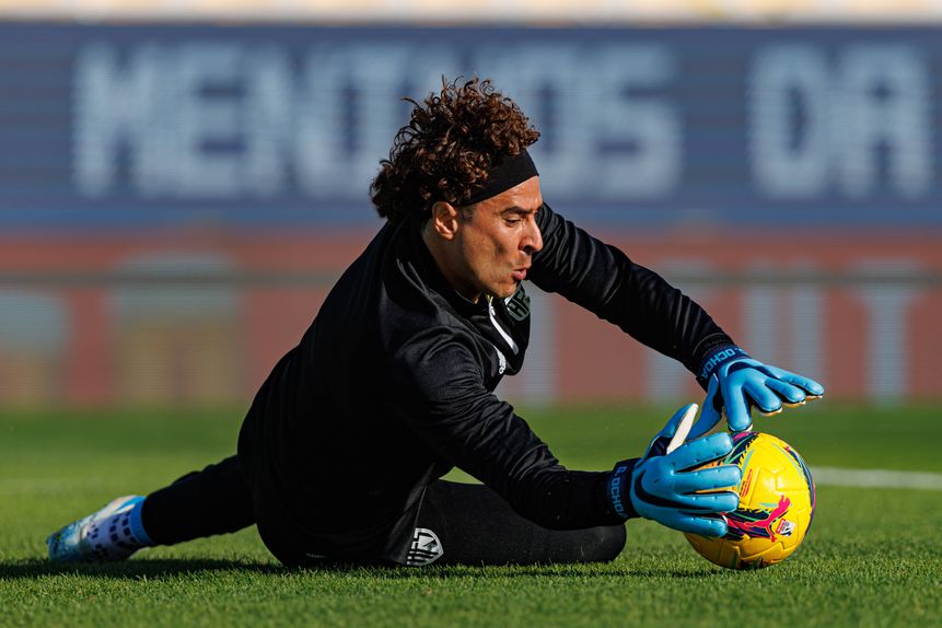 Guillermo Ochoa, guarda-redes do Aves SAD (que neste domingo recebe o Sporting em jogo da 23.ª jornada da Liga), lança-se ao relvado para segurar uma bola