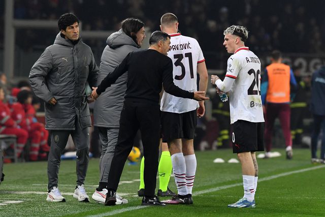 Sérgio Conceição, treinador do Milan, fala com jogadores