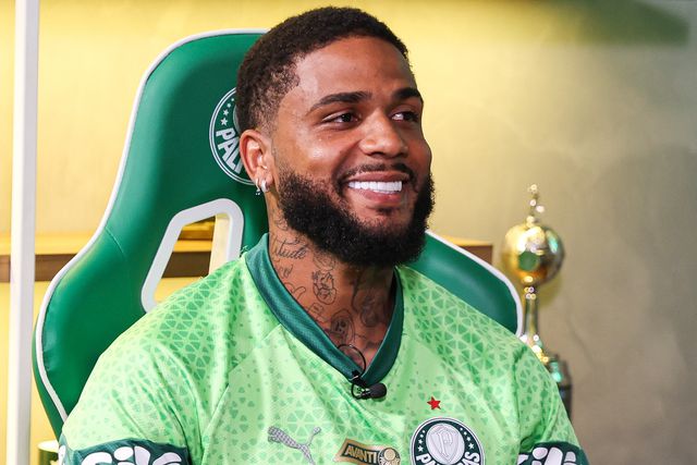 Micael numa das fotos do anúncio como reforço do Palmeiras (Foto: Palmeiras)