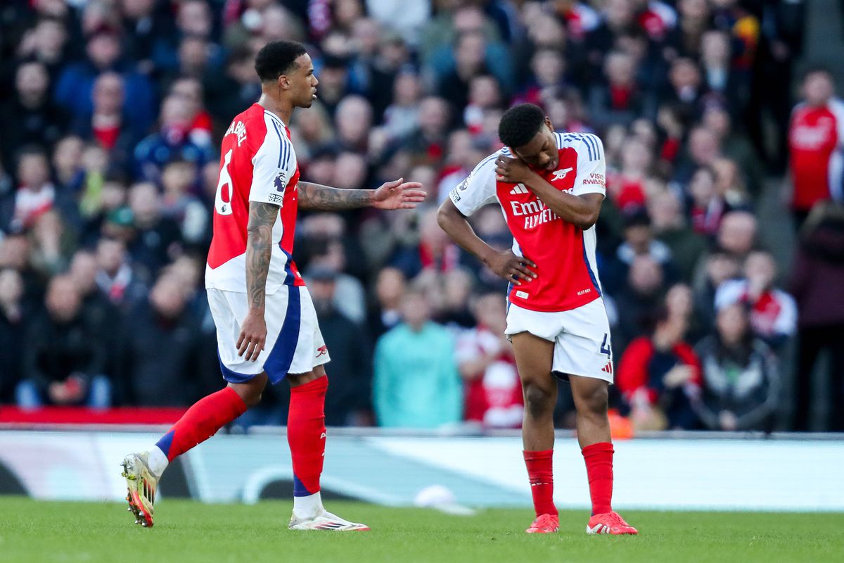 Arsenal escorrega no dérbi londrino para gáudio do Liverpool