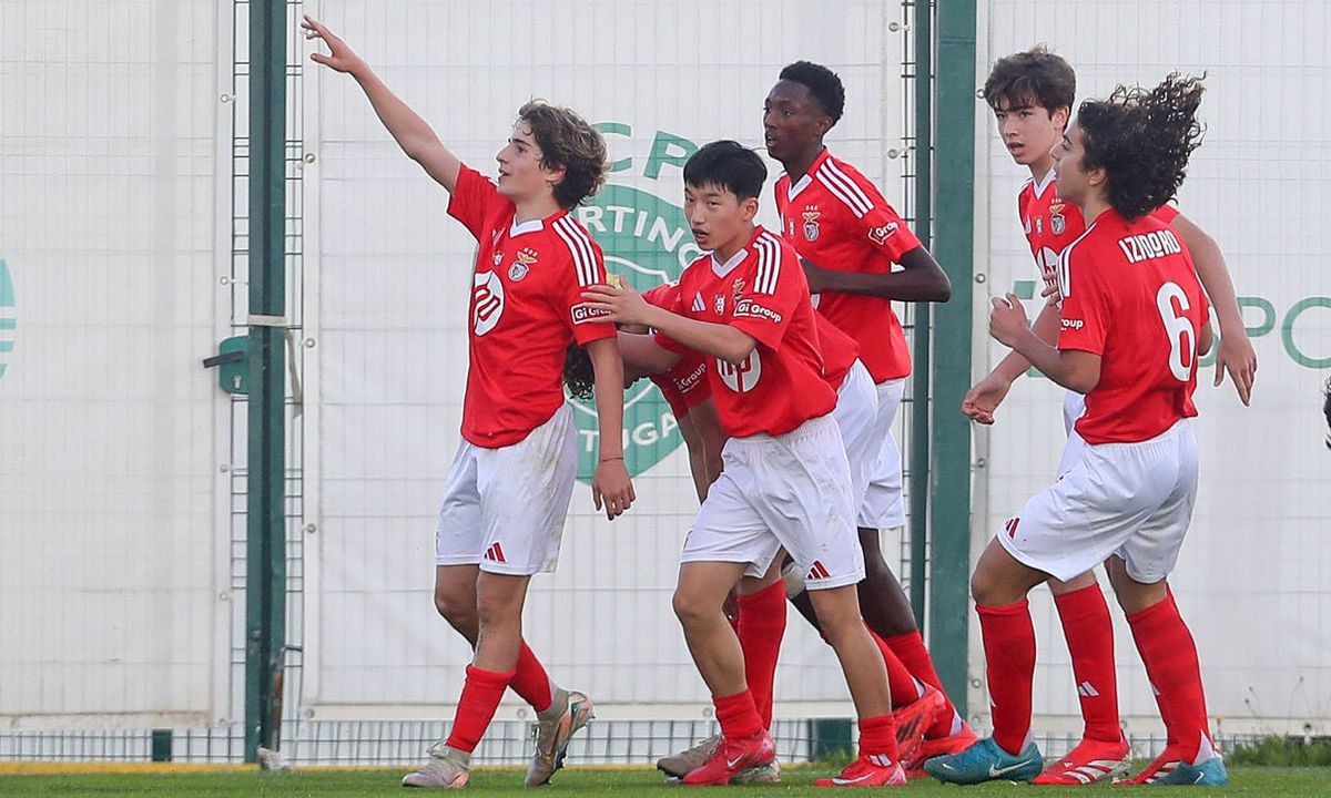 Benfica goleia Sporting e lidera à condição o campeonato de iniciados