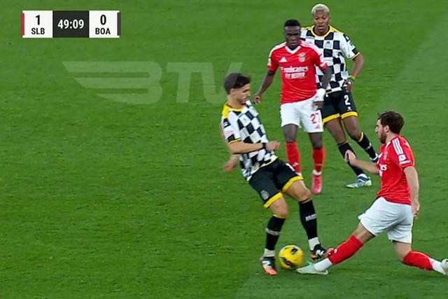 Benfica: entrada arrepiante sobre Kokçu valeu vermelho ao Boavista