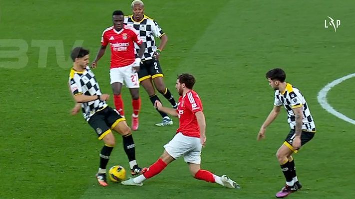 Benfica: entrada arrepiante sobre Kokçu valeu vermelho ao Boavista