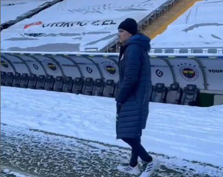 Mourinho prepara dérbi de Istambul num relvado próprio para... esqui