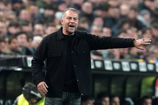 Hansi Flick reclama com os jogadores do Barcelona