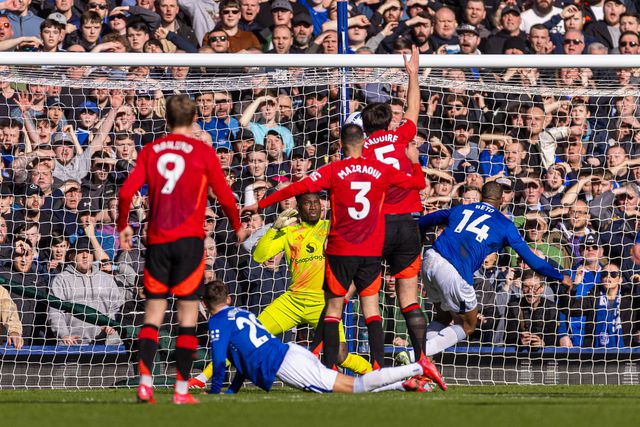 Everton a fazer estragos na área do Man. United