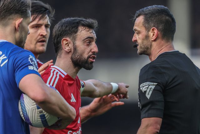 Bruno Fernandes conversa com o árbitro do Everton-Manchester United (foto: IMAGO)