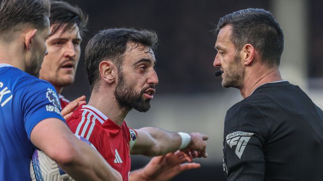 Bruno Fernandes conversa com o árbitro do Everton-Manchester United (foto: IMAGO)
