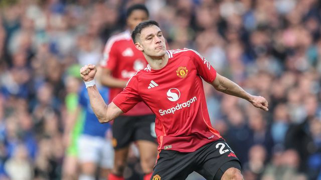 Manuel Ugarte festeja primeiro golo pelo Manchester United, no reduto do Everton (foto: IMAGO)